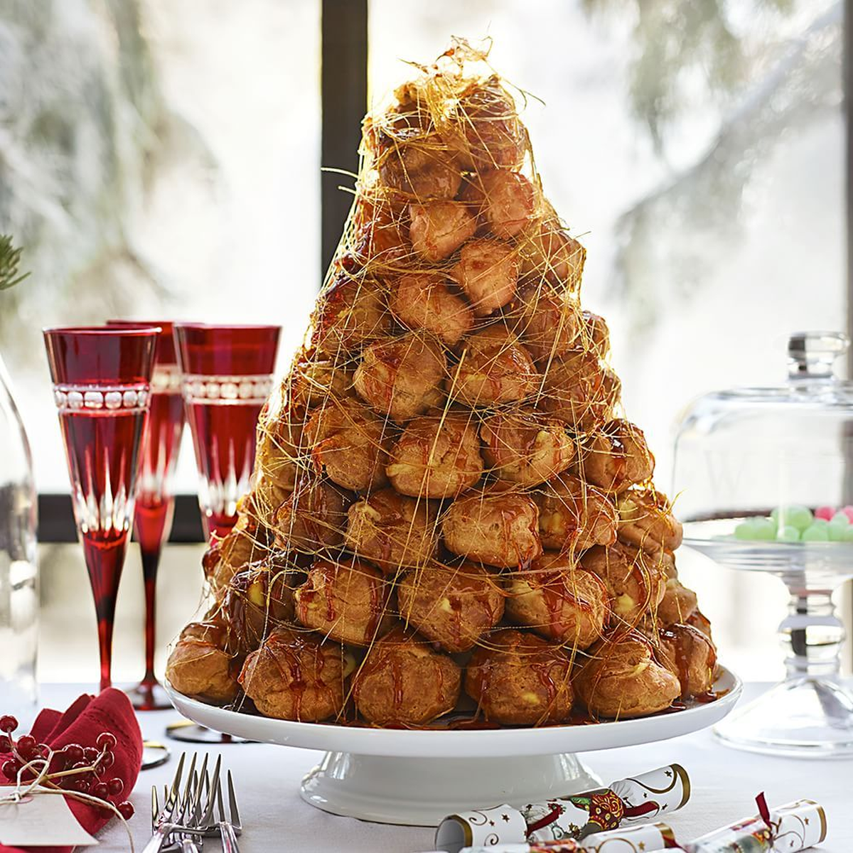 Como es vio en MasterChef, la croquembouche es un postre escultural hecho de profiteroles rellenos y caramelo.