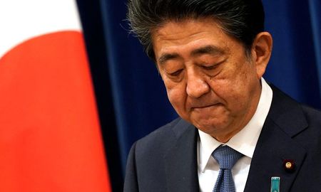 El primer ministro de Japón, Shinzo Abe, renunció a su cargo tras los rumores sobre un vómito de sangre que habría tenido el pasado 6 de julio. El primer ministro de Japón, Shinzo Abe, renunció a su cargo tras los rumores sobre un vómito de sangre que habría tenido el pasado 6 de julio.