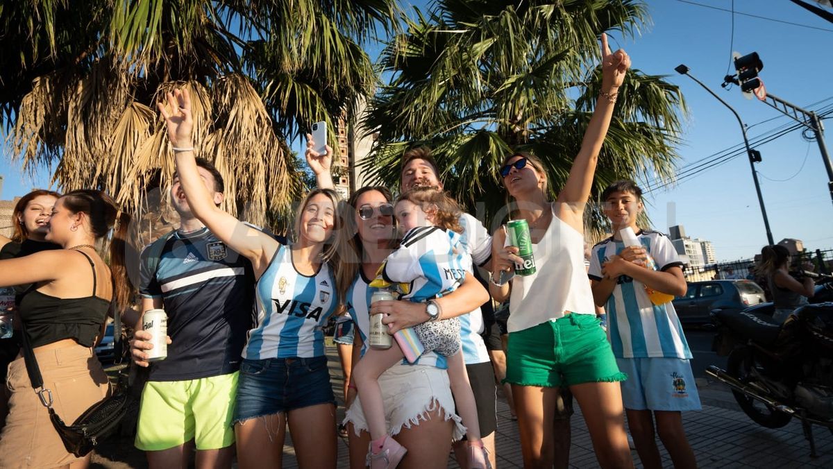 No faltaron las bebidas frescas en una tarde muy calurosa en Santa Fe.