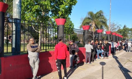 Los hinchas de Colón hicieron fila desde temprano para poder sociarse o retirar abonos y poder volver al Cementerio de los Elefantes para el encuentro ante Banfield. Los hinchas de Colón hicieron fila desde temprano para poder sociarse o retirar abonos y poder volver al Cementerio de los Elefantes para el encuentro ante Banfield.