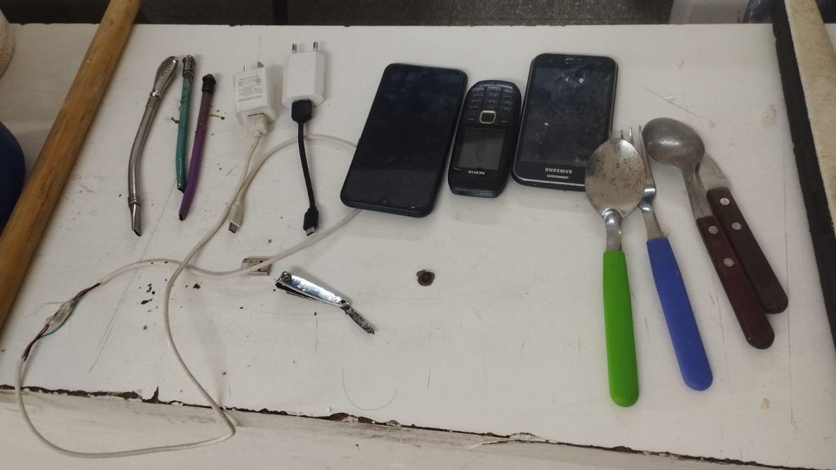 Tres teléfonos y dos cargadores, el saldo de la requisa policial. Tres teléfonos y dos cargadores, el saldo de la requisa policial.
