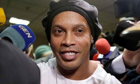 Ronaldinho anunció que dio positivo de coronavirus pero que está bien y asintomático. Ronaldinho anunció que dio positivo de coronavirus pero que está bien y asintomático.