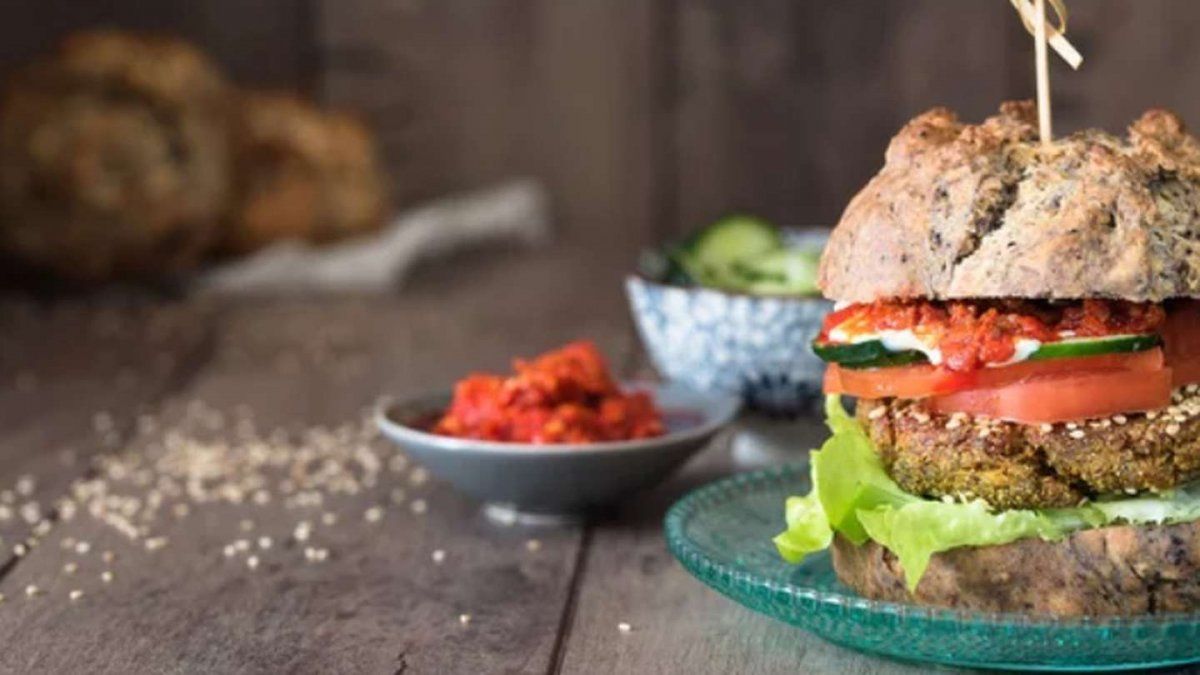 Para que la hamburguesa vegetal quede más compacta y no se rompa