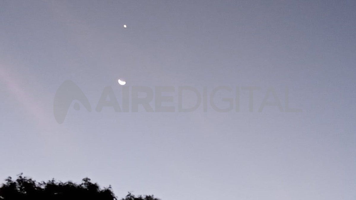 La Luna y Venus este domingo en Santa Fe, tomadas con la cámara de un celular.