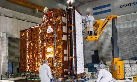 Desde el comienzo de la emergencia hay tres integrantes del equipo de Ciencia de la misión SAOCOM que trabajan a diario en la producción de imágenes junto a tres integrantes de la Unidad de Emergencia y Alertas Tempranas; y también es fundamental para esto el trabajo del equipo del segmento terreno que trabaja las 24 horas los siete días de la semana en la planificación de la adquisición de datos de los satélites. Desde el comienzo de la emergencia hay tres integrantes del equipo de Ciencia de la misión SAOCOM que trabajan a diario en la producción de imágenes junto a tres integrantes de la Unidad de Emergencia y Alertas Tempranas; y también es fundamental para esto el trabajo del equipo del segmento terreno que trabaja las 24 horas los siete días de la semana en la planificación de la adquisición de datos de los satélites.