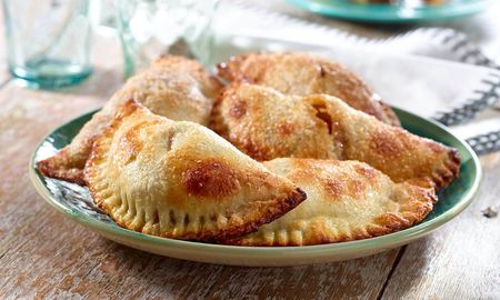 Empanadas de manzana dulce para el postre. Empanadas de manzana dulce para el postre.