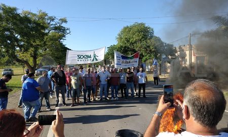 Manifestaciones y corte de ruta 11 por despidos a trabajadores de San Fabián. Manifestaciones y corte de ruta 11 por despidos a trabajadores de San Fabián.