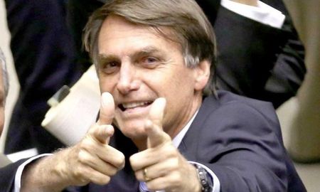 Todos tienen que comprar un fusil, dijo Bolsonaro. Todos tienen que comprar un fusil, dijo Bolsonaro.