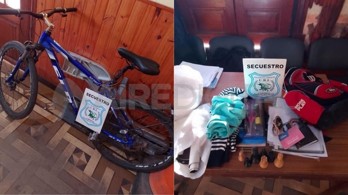 La moto y los efectos personales que encontró la policía en la casa de uno de los presuntos ladrones.