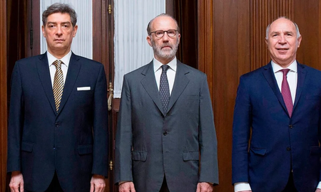 Horacio Rosatti (izquierda) y Ricardo Lorenzetti (derecha) fallaron a favor del planteo de la jubilada. Carlos Rosenkranz (centro) se pronunció en disidencia. Horacio Rosatti (izquierda) y Ricardo Lorenzetti (derecha) fallaron a favor del planteo de la jubilada. Carlos Rosenkranz (centro) se pronunció en disidencia.