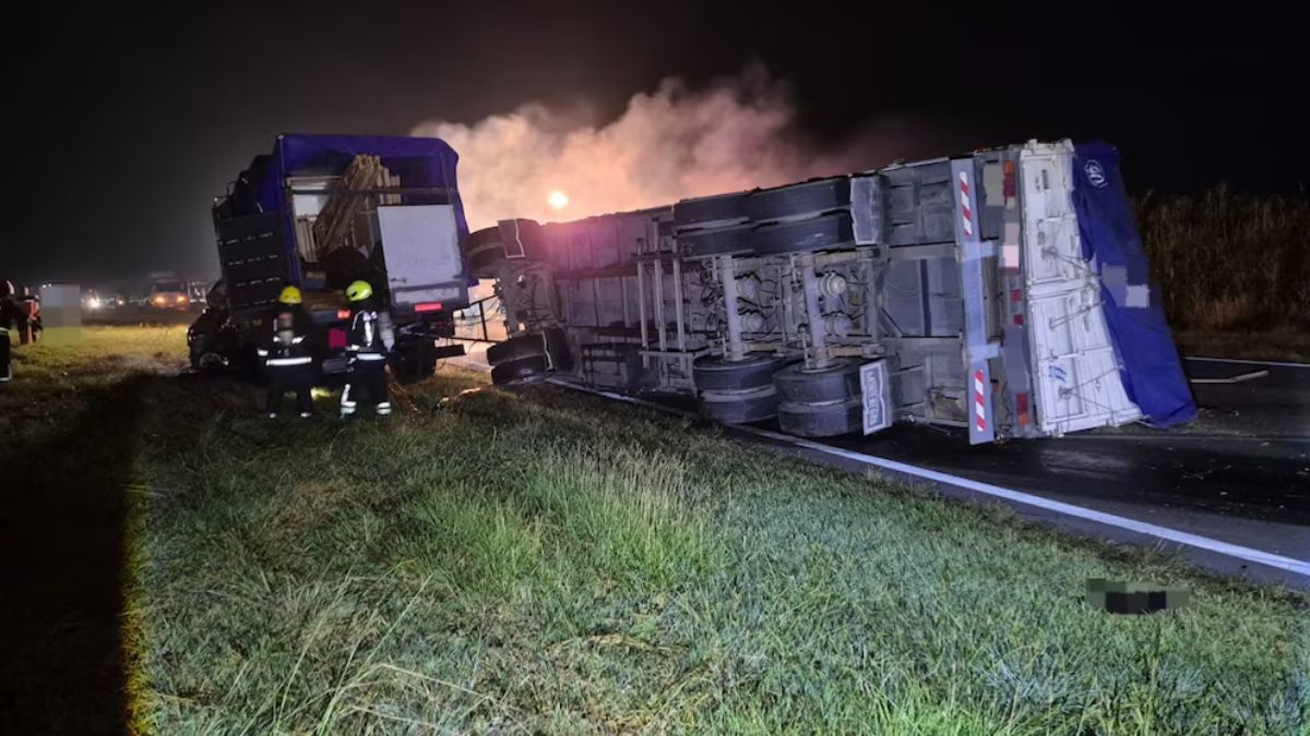 Los Bomberos Voluntarios de Del Campillo trabajaron m&aacute;s de tres horas para extinguir el foco &iacute;gneo que se origin&oacute; tras la colisi&oacute;n de los rodados.