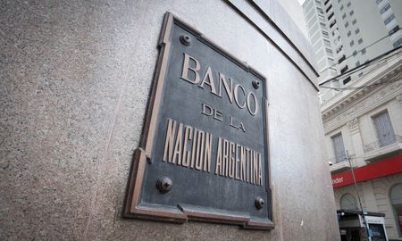 Trabajadores estatales podrán cobrar el sueldo en otras entidades además del Banco Nación. Trabajadores estatales podrán cobrar el sueldo en otras entidades además del Banco Nación.
