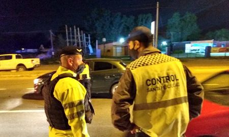 De los seis vehículos retenidos, en cinco casos fue porque los conductores dieron positivo en el test de alcoholemia. De los seis vehículos retenidos, en cinco casos fue porque los conductores dieron positivo en el test de alcoholemia.