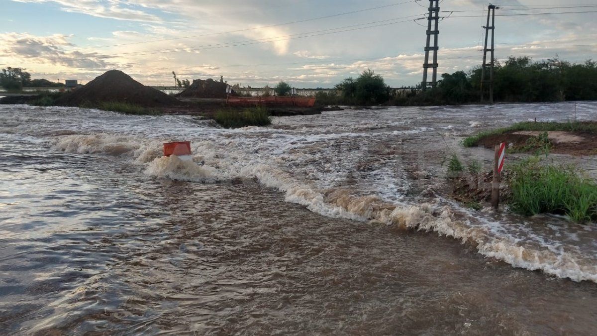 La ruta provincial 80 a la altura de San Eugenio y el registro de uno de los momentos en que hubo más cantidad de agua en la zona
