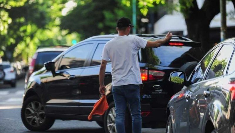 Los cuidacoches están prohibidos en la ciudad de Santa Fe por ordenanza. 
