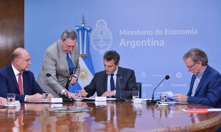 El ministro de Economía, el gobernador de Santa Fe y el secretario de Agricultura, Ganadería y Pesca, anunciaron el Programa Impulso Tambero 2. El ministro de Economía, el gobernador de Santa Fe y el secretario de Agricultura, Ganadería y Pesca, anunciaron el Programa Impulso Tambero 2.
