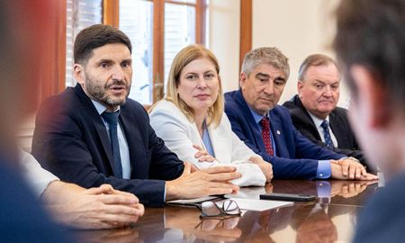 Una comitiva de legisladores le llevó al gobernador Maximiliano Pullaro la flamante ley que declara la necesidad de la reforma constitucional en Santa Fe. “Ahora tenemos que tener la mejor constitución de la República Argentina”, desafió el mandatario. Una comitiva de legisladores le llevó al gobernador Maximiliano Pullaro la flamante ley que declara la necesidad de la reforma constitucional en Santa Fe. “Ahora tenemos que tener la mejor constitución de la República Argentina”, desafió el mandatario.