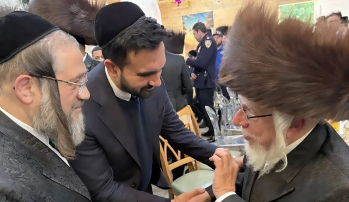 Mamdani retuvo el voto del 33% de la comunidad judía más grande del mundo, aún después de haberse pronunciado contra el genocidio sionista en Gaza y declarar que Netanyahu será detenido si visita la ciudad durante su mandato. Mamdani retuvo el voto del 33% de la comunidad judía más grande del mundo, aún después de haberse pronunciado contra el genocidio sionista en Gaza y declarar que Netanyahu será detenido si visita la ciudad durante su mandato.