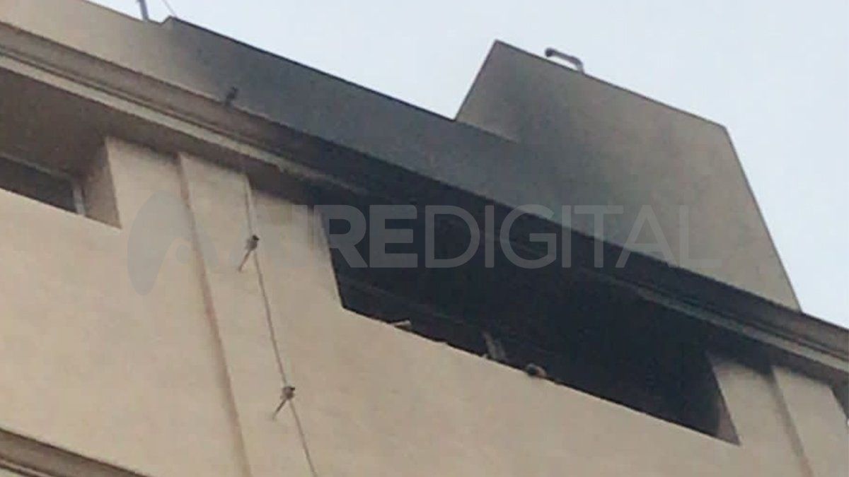 Así quedó una de las ventanas de la cocina del tercer piso del Rectorado, tras las llamas. 