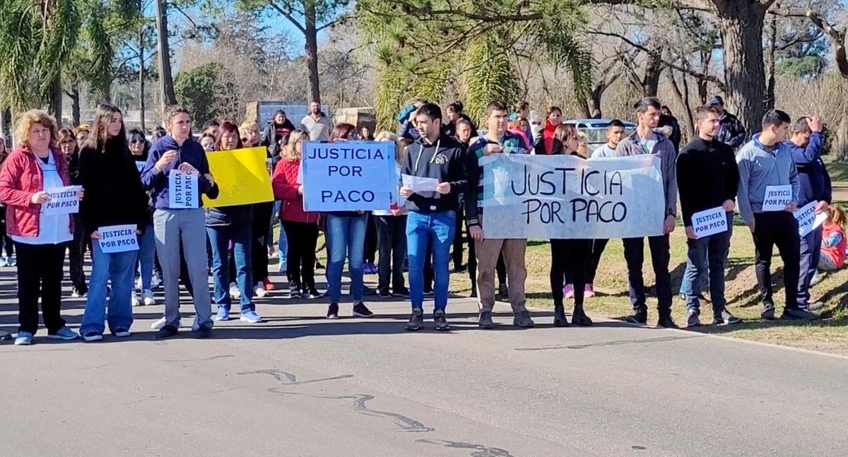 Los familiares y allegados a Franco Demarchi se manifestaron durante el mediodía de este viernes.