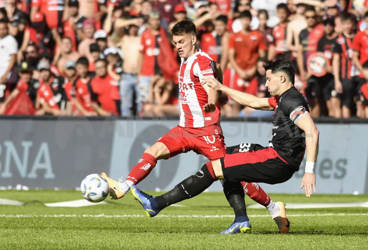 Colón y Unión podrían jugar un desempate para no descender si el Tate le gana a Tigre y el Sabalero empata con Vélez. Colón y Unión podrían jugar un desempate para no descender si el Tate le gana a Tigre y el Sabalero empata con Vélez.