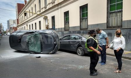 La camioneta quedó de costado y en contra mano sobre San Jerónimo. La camioneta quedó de costado y en contra mano sobre San Jerónimo.