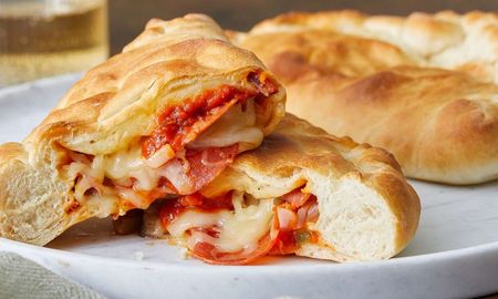 Todos los detalles para preparar un rico calzone de la mano de Guillermo Calabrese. Todos los detalles para preparar un rico calzone de la mano de Guillermo Calabrese.
