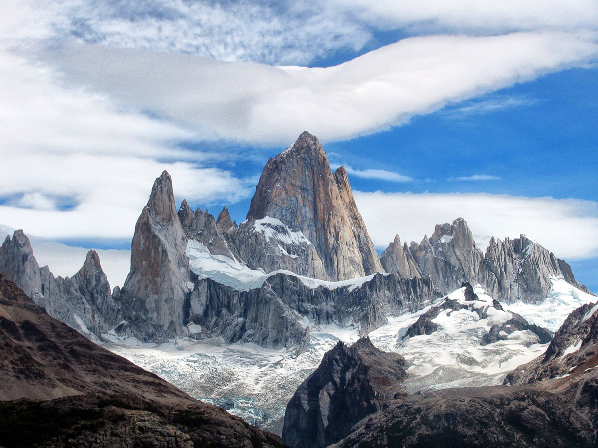 El monte Fitz Roy o cerro Chaltén, es una montaña de 3405 m s. n. m. ubicada al oriente del campo de hielo Patagónico Sur en la frontera entre Argentina y Chile, en la Patagonia, cerca de la villa de El Chaltén.