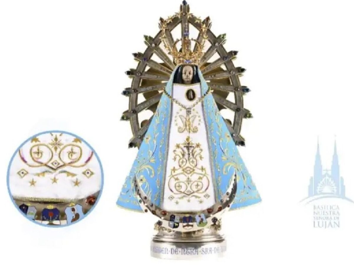 La Virgen de Luján recibió su nuevo manto que sorprendió incluyendo en su bordado tres estrellas doradas.