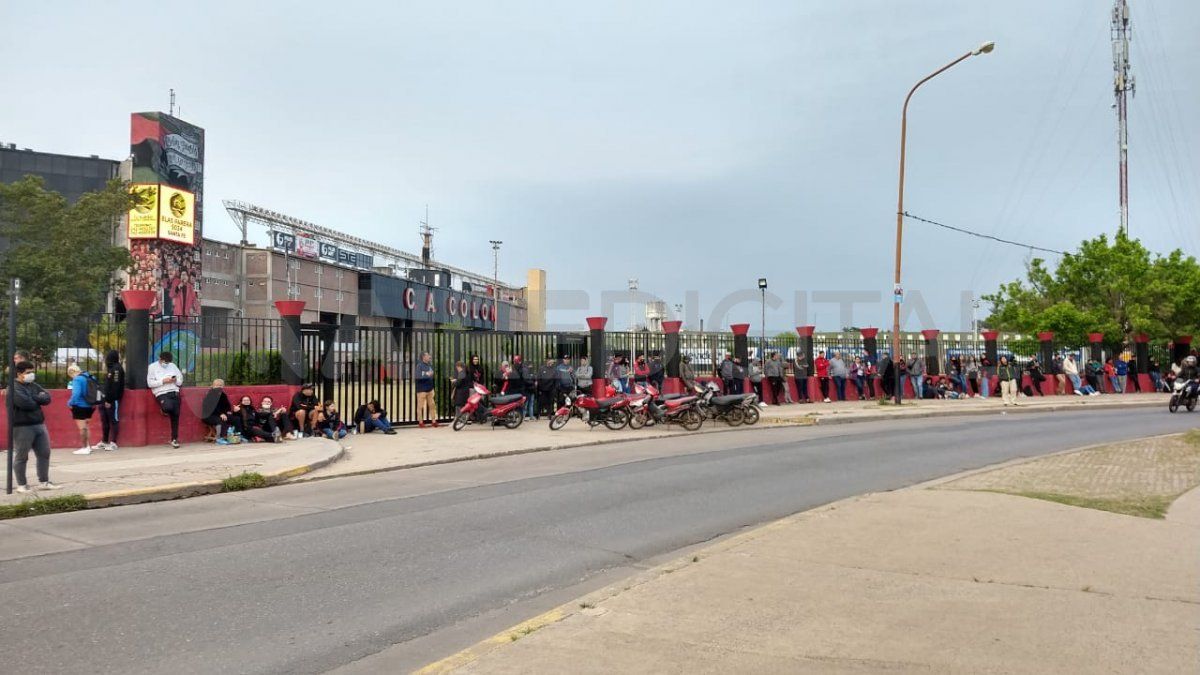 La fila de este jueves, a las 7 ya era de tres cuadras.