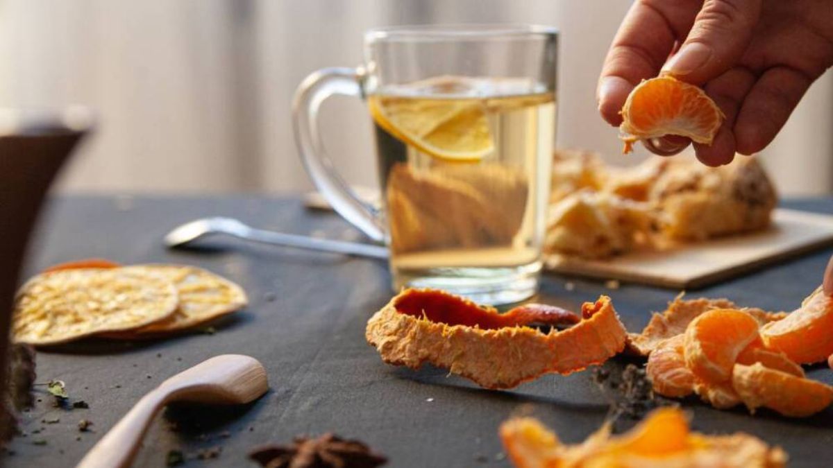 El vinagre blanco eliminar bacterias y neutralizar olores, mientras que c&aacute;scaras de mandarina tiene un efecto antibacteriano y desengrasante.