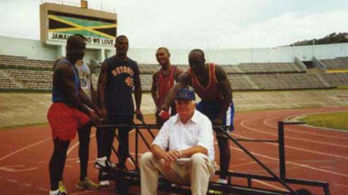 La preparación para los Juegos de Calgary comenzó a fines de septiembre de 1987 y se extendió hasta febrero del año siguiente. En la foto, los integrantes del equipo y el entrenador del mismo, Howard Siler, en el Estadio Nacional de Kingston, con estructuras metálicas con peso adicional que simulaban los trineos que emplearían realmente. La preparación para los Juegos de Calgary comenzó a fines de septiembre de 1987 y se extendió hasta febrero del año siguiente. En la foto, los integrantes del equipo y el entrenador del mismo, Howard Siler, en el Estadio Nacional de Kingston, con estructuras metálicas con peso adicional que simulaban los trineos que emplearían realmente.