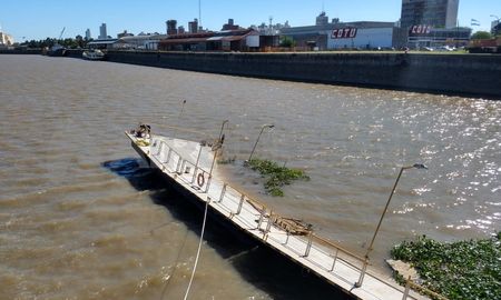 Personal de Prefectura trabaja para solucionar el inconveniente, con bombas de agua tratarán de sacar el agua de los flotadores que mantienen el muelle a flote. Personal de Prefectura trabaja para solucionar el inconveniente, con bombas de agua tratarán de sacar el agua de los flotadores que mantienen el muelle a flote.