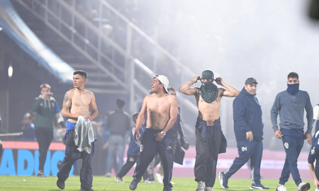 En fotos y videos: los violentos incidentes que causaron la suspensión del partido Gimnasia vs. Boca En fotos y videos: los violentos incidentes que causaron la suspensión del partido Gimnasia vs. Boca