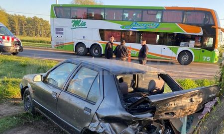 Colonia San José: tras un accidente, un auto terminó en la puerta del destacamento Colonia San José: tras un accidente, un auto terminó en la puerta del destacamento
