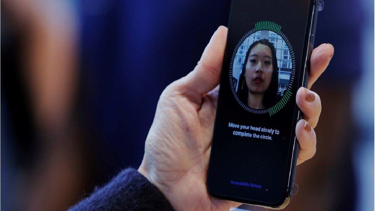 Le desbloqueó el celular a su novia mientras dormía con reconocimiento  facial y le robó más de 20 mil dólares