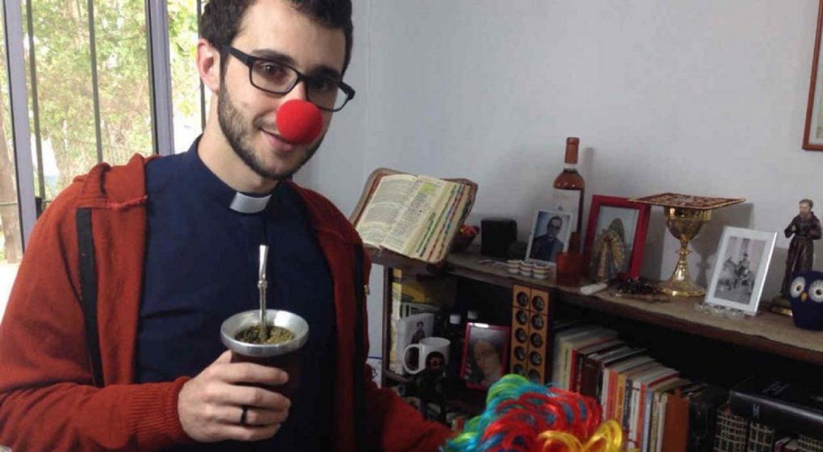 Furor por un cura cordob&eacute;s instagramero que se volvi&oacute; muy popular