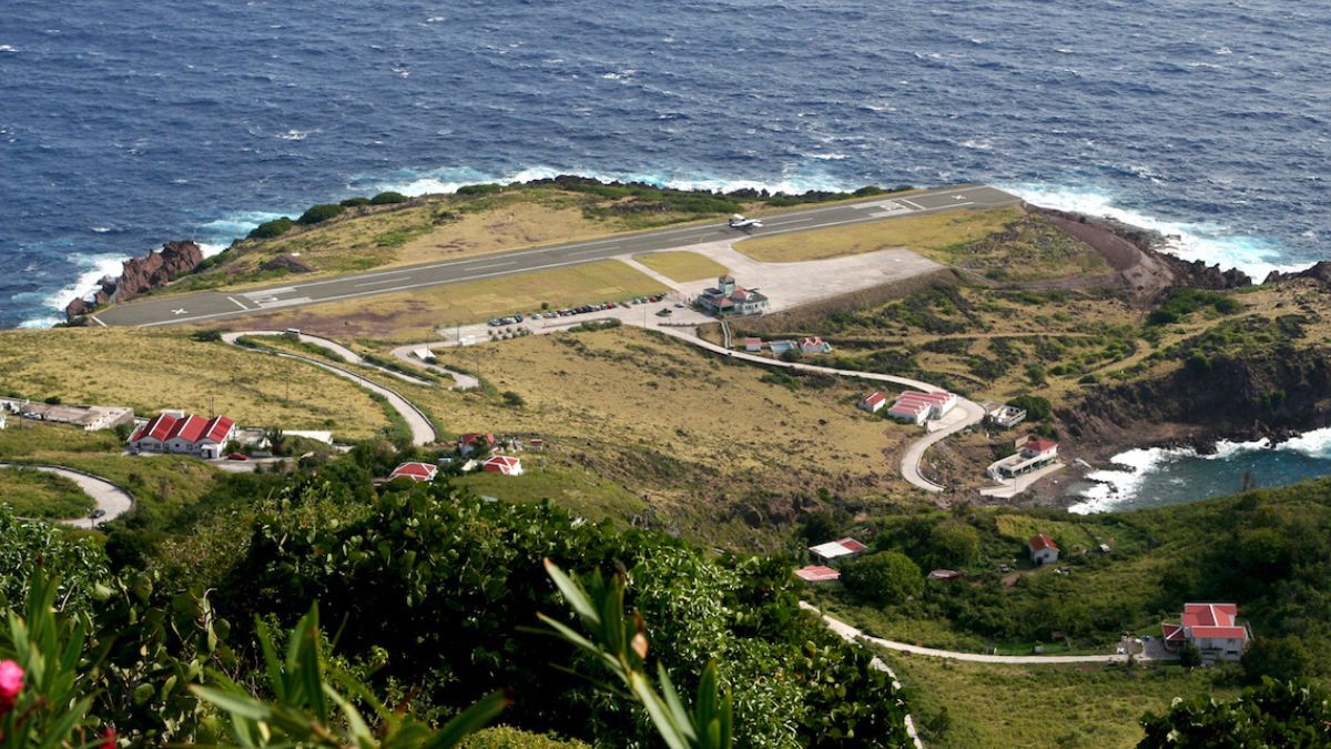 En cada despegue, el piloto deberá aplicar la máxima potencia del avión durante la carrera para que este se vaya al aire antes de que se le termine la pista ya que, en caso de emergencia, no hay lugar donde detenerse y existe el riesgo de caer al agua. En cada despegue, el piloto deberá aplicar la máxima potencia del avión durante la carrera para que este se vaya al aire antes de que se le termine la pista ya que, en caso de emergencia, no hay lugar donde detenerse y existe el riesgo de caer al agua.