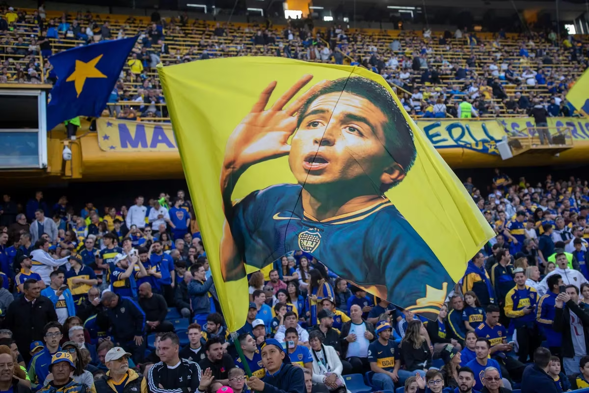 Lionel Messi dio los primeros pasos en la Bombonera y allí La 12 estrenó un cantito inédito para Leo: "Messi, Messi, Messi, Messi, me tenés que perdonar, en La Boca el más grande, el más grande es Román", bajó desde las tribunas. 