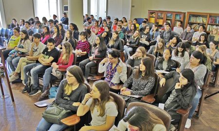 Entre 1974 y 2018, la cantidad de estudiantes en las universidades nacionales creció un 280%: pasó de 431.781 a 1.640.405 mientras que el gasto por alumno disminuyó casi un 60%. Además, en las últimas décadas la cantidad de cargos docentes casi se duplicó. Entre 1974 y 2018, la cantidad de estudiantes en las universidades nacionales creció un 280%: pasó de 431.781 a 1.640.405 mientras que el gasto por alumno disminuyó casi un 60%. Además, en las últimas décadas la cantidad de cargos docentes casi se duplicó.
