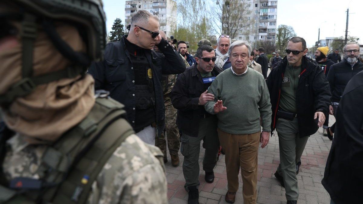 Guterres inspeccionó fosas comunes e instó a Moscú a cooperar con la investigación internacional sobre presuntas atrocidades cometidas en Ucrania.