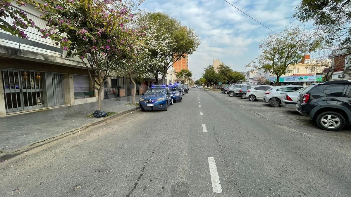 A minutos de ocurrido el hecho, unos seis patrulleros llegaron a la zona, según informó el móvil de AIRE