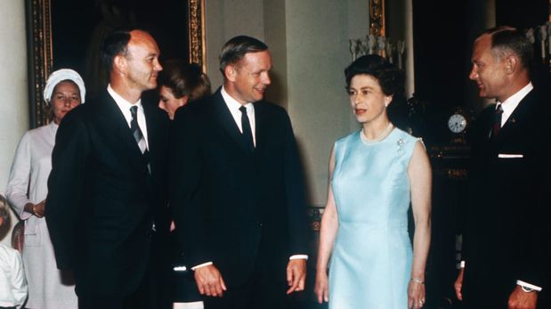 Neil Armstrong, el primer hombre que pisó la Luna, visitó a la reina resfriado en octubre de 1969.