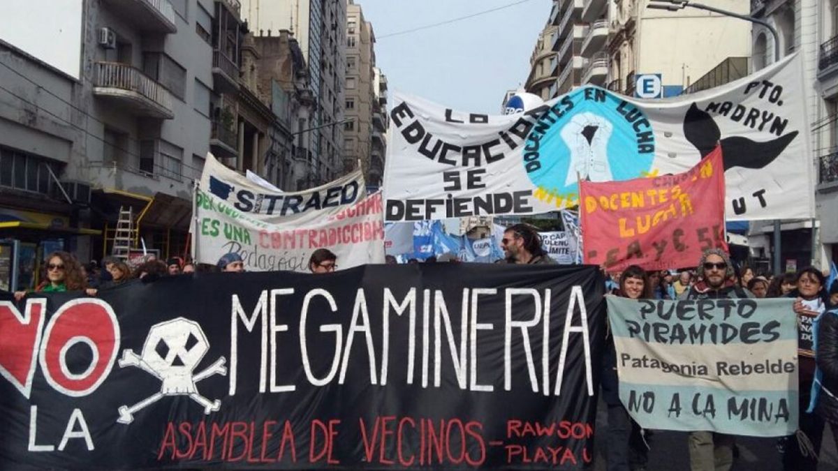 A la falta de agua dulce, se les suman los efectos del cambio climático que afectan la Patagonia. Las masivas protestas tienen el apoyo de los gremios de trabajadores estatales.