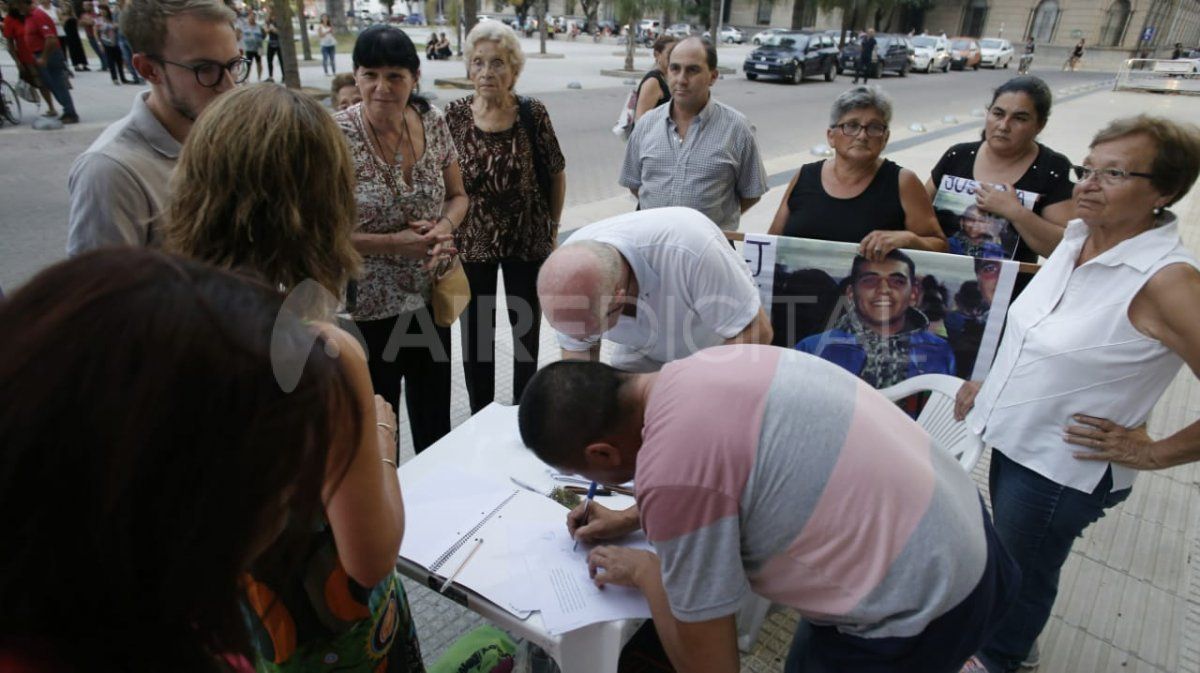 En medio de la escalada de violencia, Santa Fe se manifestó en la Plaza 25 de Mayo 