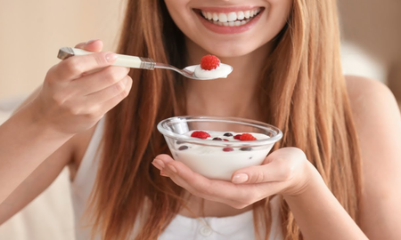 Los probióticos del yogur fortalecen la microbiota intestinal y mejoran la respuesta del sistema inmune. Los probióticos del yogur fortalecen la microbiota intestinal y mejoran la respuesta del sistema inmune.