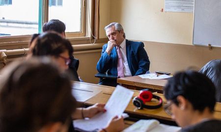 “¿Se anima a decir en un aula de la Facultad de Derecho lo que declaró en México? El vacunatorio vip es delito”, le dijeron los estudiantes a Alberto Fernández. “¿Se anima a decir en un aula de la Facultad de Derecho lo que declaró en México? El vacunatorio vip es delito”, le dijeron los estudiantes a Alberto Fernández.