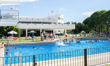 La Justicia ordenó la clausura de la pileta del club rosarino donde el martes se ahogó un niño de 10 años. La Justicia ordenó la clausura de la pileta del club rosarino donde el martes se ahogó un niño de 10 años.