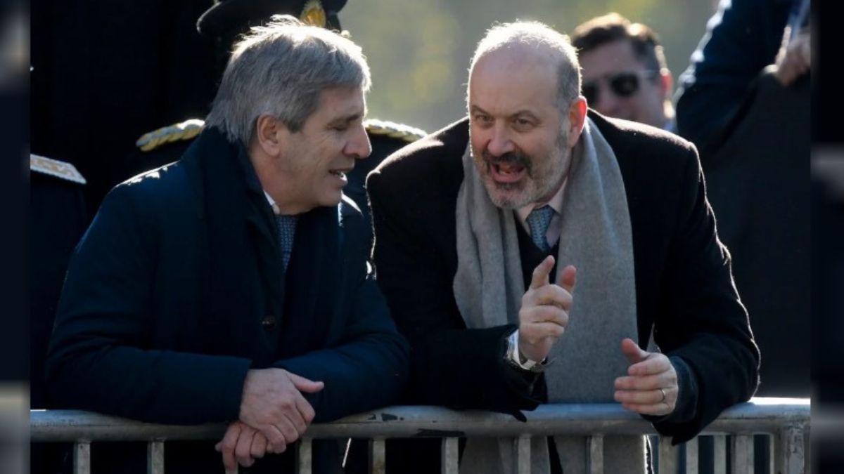 El Ministro de Econom&iacute;a, Luis Caputo, junto al Ministro de Desregulaci&oacute;n y Transformaci&oacute;n del Estado, Federico Sturzenegger.