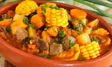 Los cocineros suelen presentar este guiso dentro de un zapallo horneado para resaltar su estética tradicional. Los cocineros suelen presentar este guiso dentro de un zapallo horneado para resaltar su estética tradicional.